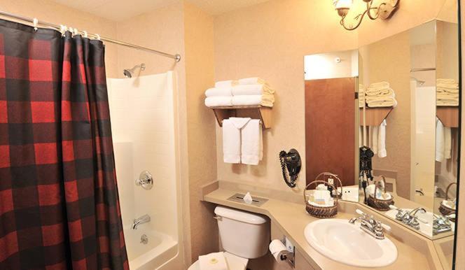 Boarders Inn & Suites By Cobblestone Hotels In Waukon Екстер'єр фото