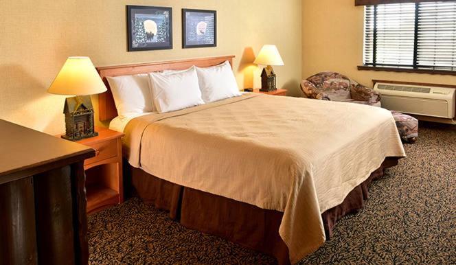 Boarders Inn & Suites By Cobblestone Hotels In Waukon Екстер'єр фото